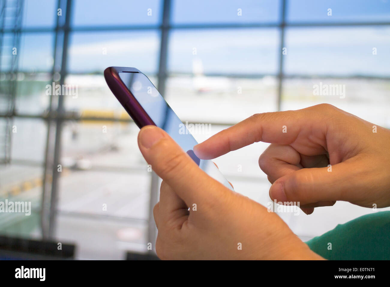 Les gens d'affaires à l'aide de smart phone avec arrière-plan de bureau Banque D'Images