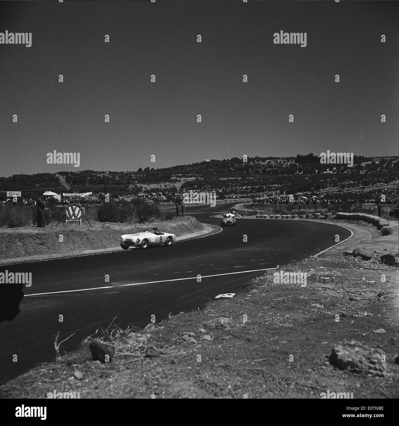 Une course automobile au Portugal représente l’implication du pays dans le sport automobile, mettant en valeur la vitesse, les compétences et la compétition dans ce sport. Le Portugal accueille diverses courses et événements automobiles prestigieux, contribuant ainsi à sa culture du sport automobile. Banque D'Images