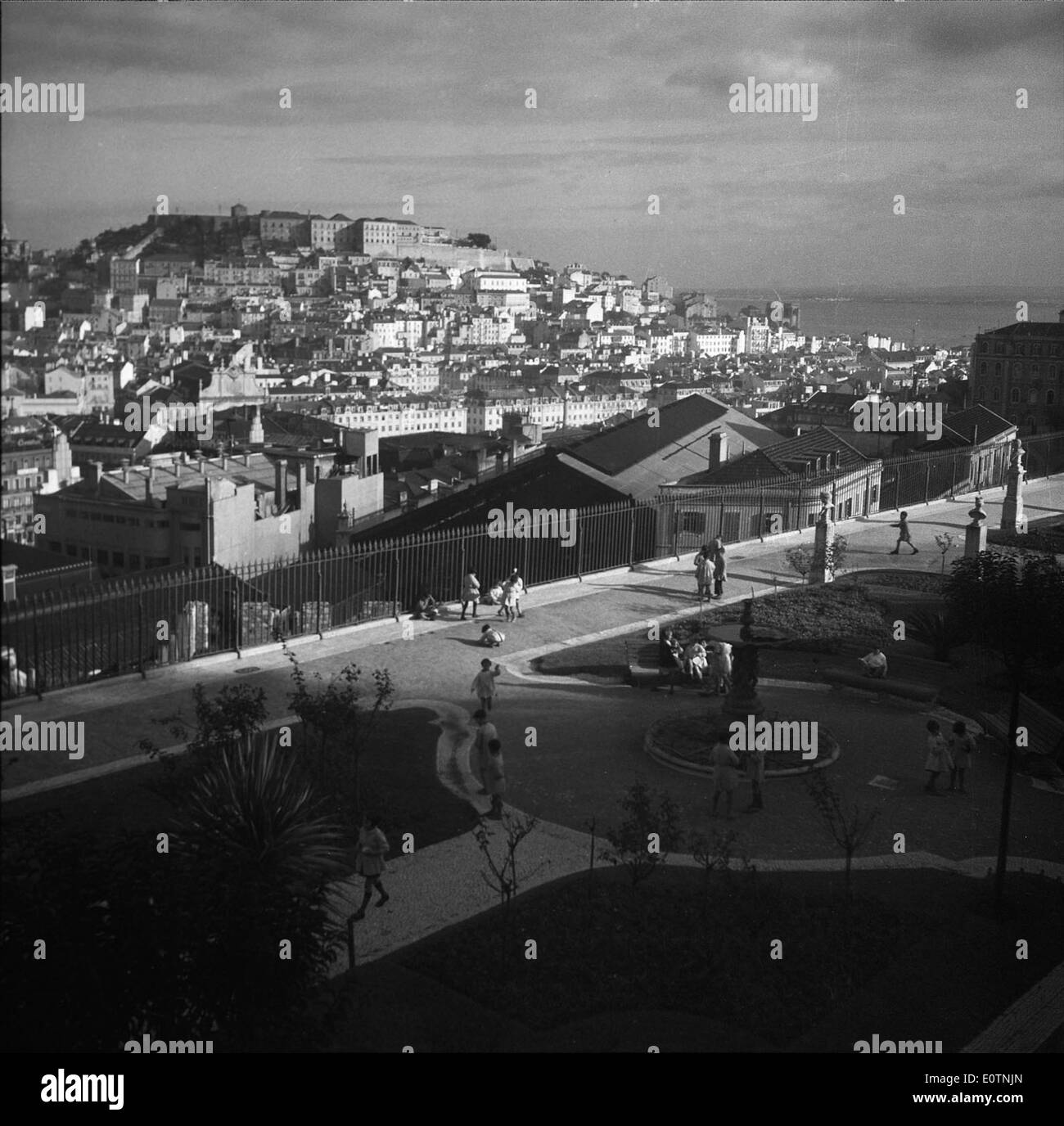 Le Jardim de São Pedro de Alcântara à Lisbonne est un jardin public connu pour ses vues panoramiques sur la ville. C'est un endroit populaire pour la détente et offre un espace ouvert pour les visiteurs de profiter de la nature au cœur de Lisbonne. Banque D'Images
