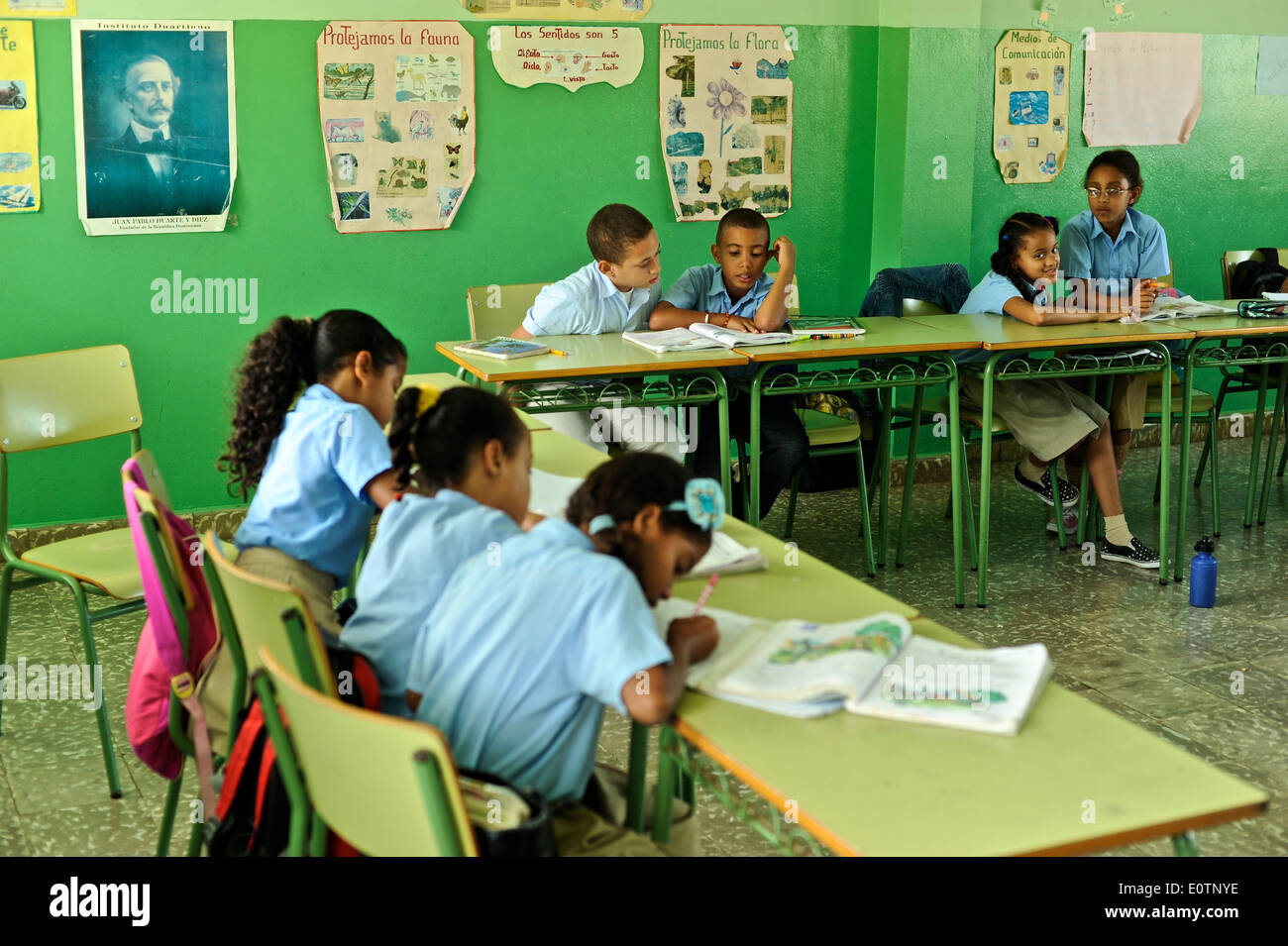 République dominicaine l'apprentissage des enfants dans une salle de classe à Cabrera, à côté de Playa Grande, 120 km à l'Est de Puerto Plata. Banque D'Images