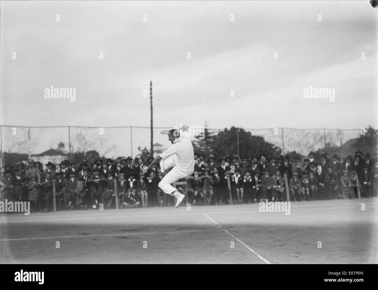 Un match de tennis de 1927 à Lisbonne, avec éventuellement un joueur local ou international, mettant en vedette la popularité et le développement du tennis au Portugal au début du XXe siècle. Banque D'Images