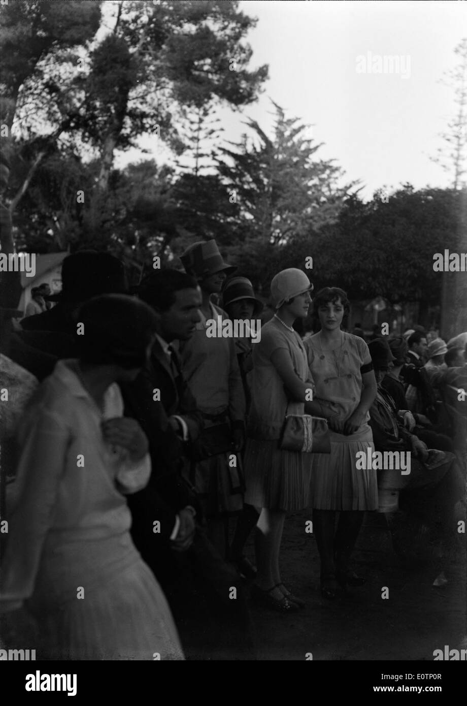 Un match de tennis en 1927 à Lisbonne saisit un moment important de l'histoire sportive du Portugal. L'image illustre les débuts de la popularité du tennis à Lisbonne et l'intérêt croissant du pays pour les sports internationaux. Banque D'Images