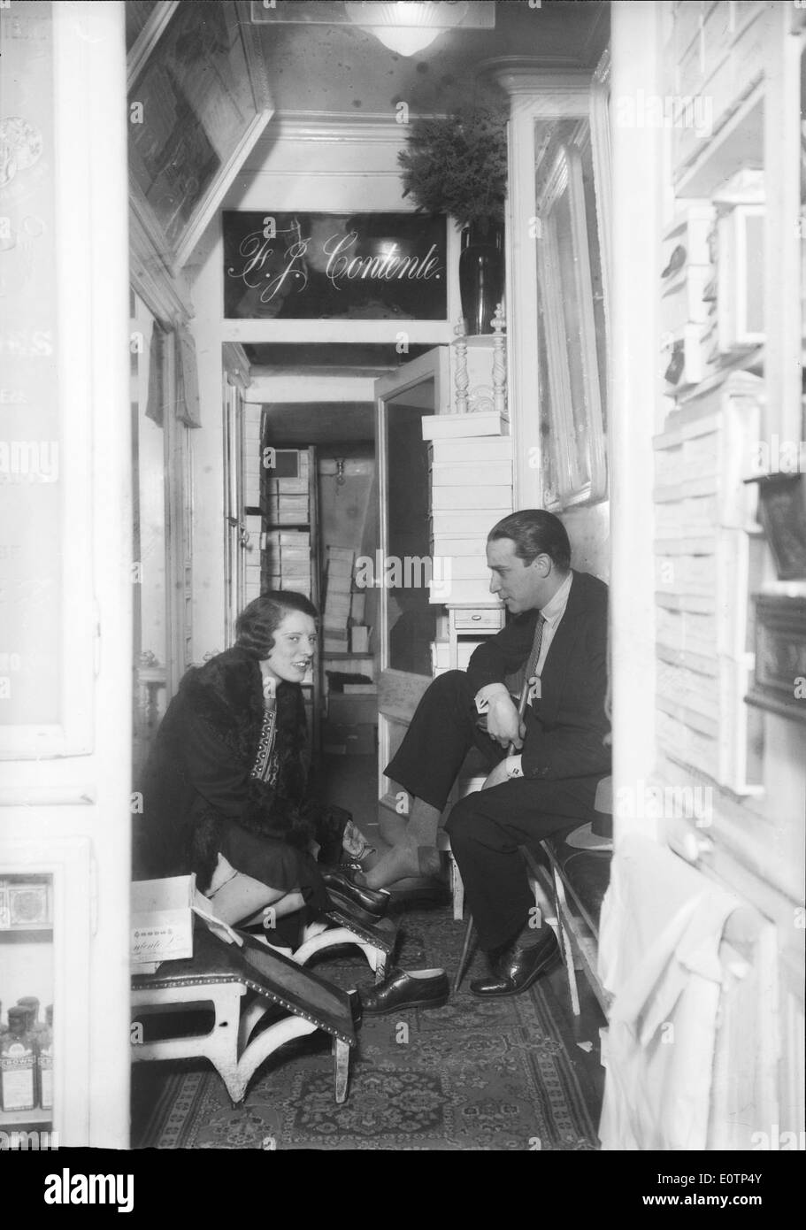 En 1928, des groupes d'artistes ont visité des maisons commerciales à Lisbonne. Ces visites ont reflété l'interaction croissante entre l'art et le commerce, soulignant le rôle des espaces commerciaux dans la scène culturelle et artistique de Lisbonne. Banque D'Images