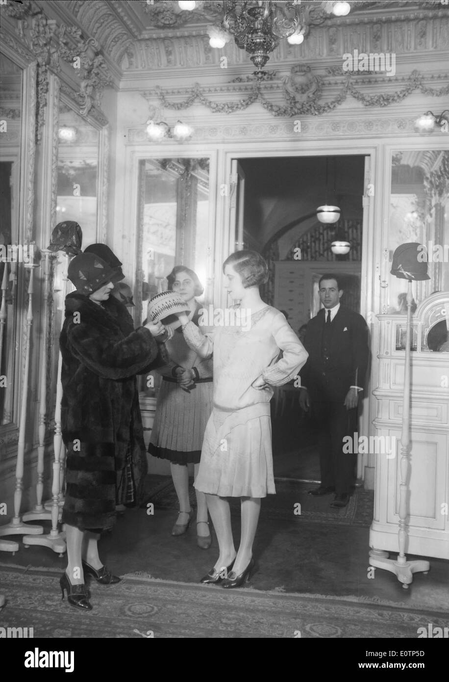 En 1928, des groupes d'artistes ont visité des maisons commerciales à Lisbonne, documentées par Mário Novais. Cet événement reflète les échanges culturels entre les artistes et le secteur commercial. Banque D'Images