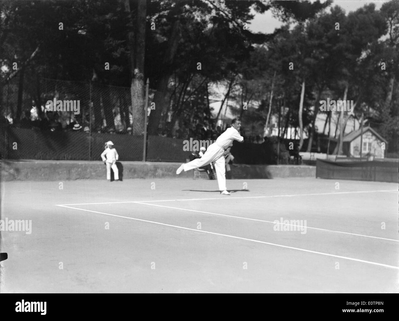 Le Primeiro Encontro Portugal-Espanha em Ténis, qui s'est tenu à Lisbonne en 1927, a marqué le premier match de tennis entre le Portugal et l'Espagne. Cet événement a été un moment clé dans l’histoire des compétitions internationales de tennis entre les deux Nations, mettant en valeur leur rivalité sportive croissante. Banque D'Images
