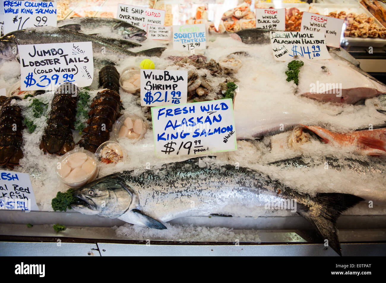 Un saumon de roi de l'Alaska sauvage frais s'affiche en ville Fish Co. à Pike Place Market, à Seattle. Banque D'Images