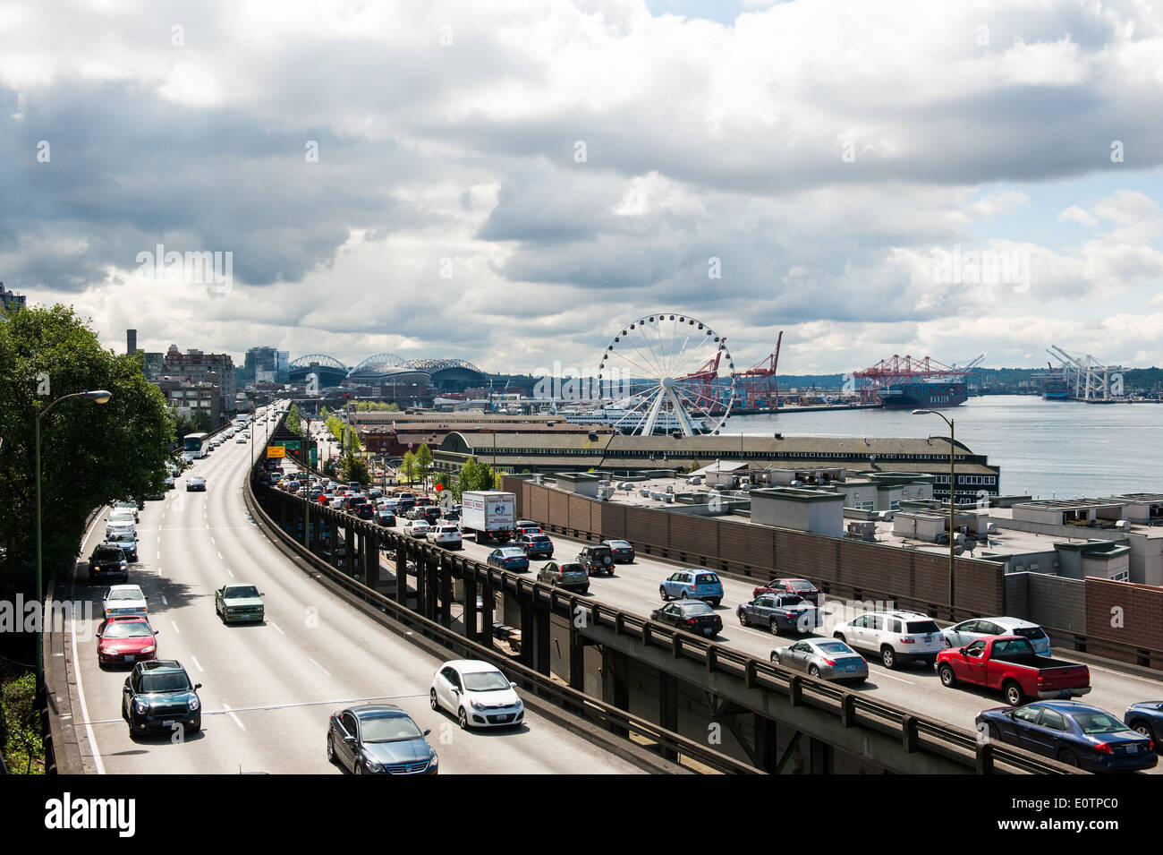 La circulation sur route de l'Alaska se déplace après la grande roue Grande Roue de Seattle au quai 57 du centre-ville, près de Seattle Waterfront. Banque D'Images