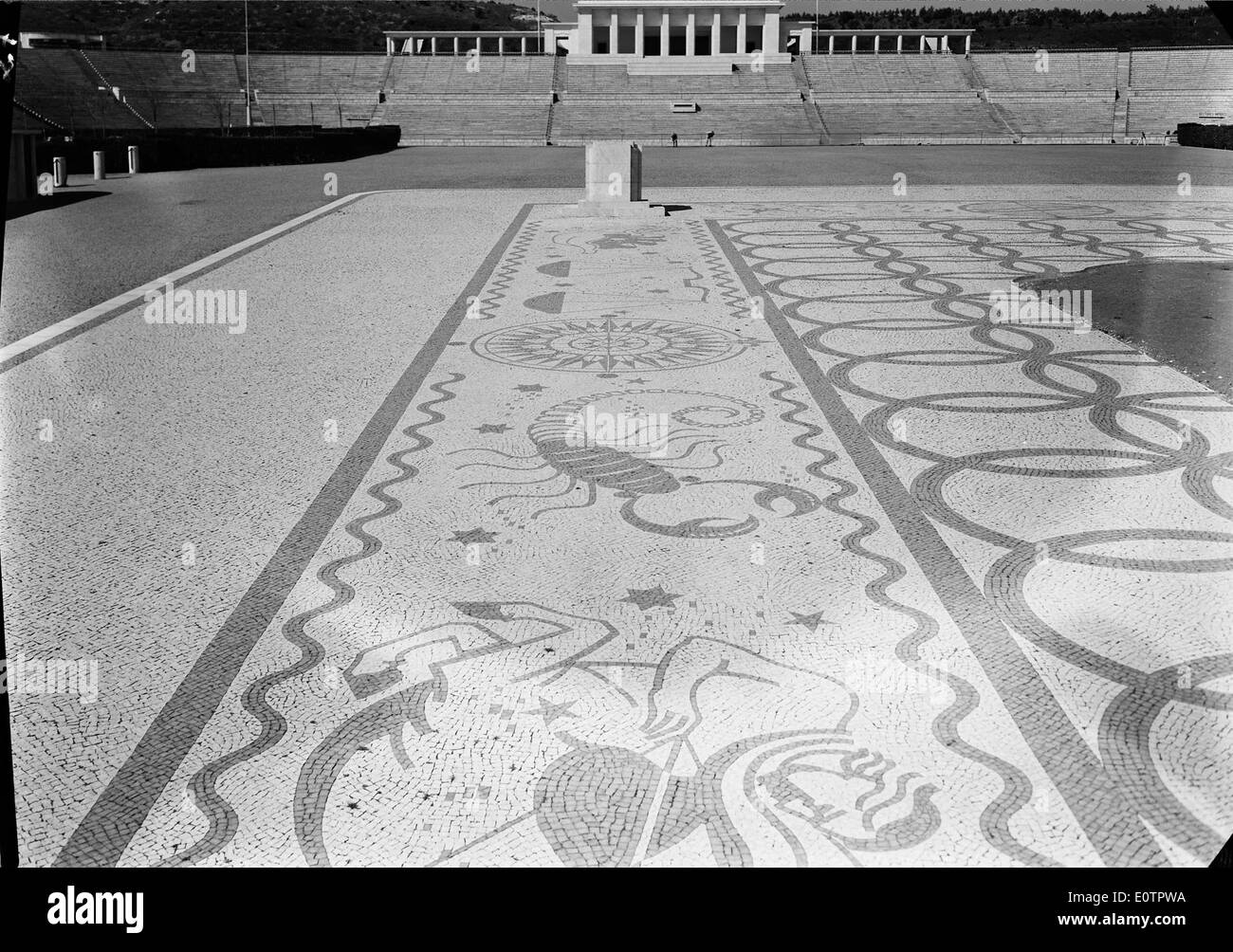 Le Estádio Nacional à Lisbonne, Portugal, ouvert en 1944, est un lieu sportif important. Connu pour son architecture et son rôle dans le sport portugais, il accueille des événements nationaux et internationaux de football, contribuant ainsi à la culture sportive du pays. Banque D'Images
