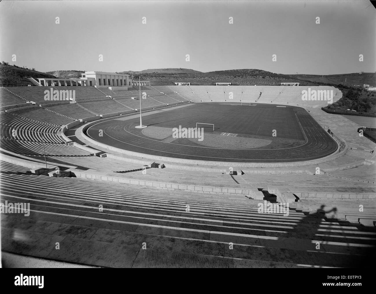 Estádio Nacional à Lisbonne, construit en 1944, est un lieu historique pour le football portugais. Conçu par Francisco Caldeira Cabral et rénové plus tard par Jorge Segurado, il occupe une place clé dans la culture sportive nationale. Banque D'Images