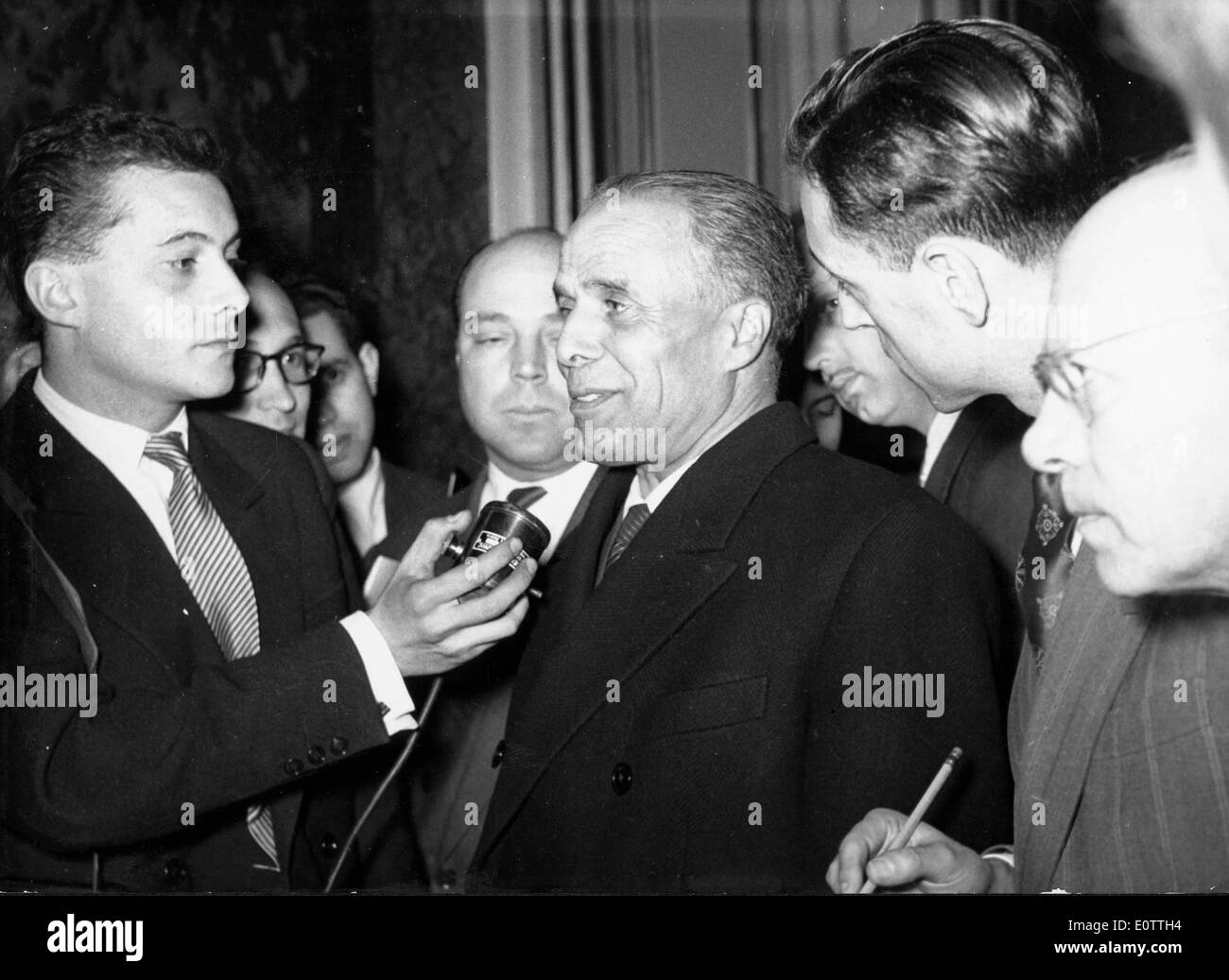 Le Président Habib Bourguiba est interviewé à l'Hôtel Matignon Banque D'Images