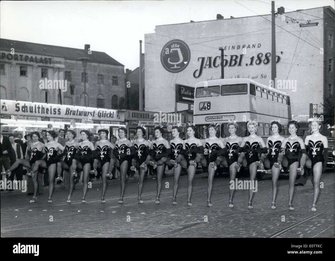 Septembre 09, 1960 - Le rotoculteur in Berlin De nouveau après 25 ans. Voitures, bus et tramways a dû s'arrêter lorsque le Tiller-Girls 16 rue Potsdamer changé à Berlin dans un ballet-de-chaussée. La ''Tiller-Girls Original'' de Londres a donné un court procès de la première exécution de la ''Variety-Festival 1960 Berlin International'' qui s'ouvrira le 15 septembre 1960. Le Tiller-Girls d'aujourd'hui ne sais pas n'importe lequel de leurs illustres prédécesseurs de 1913. Ils ont juste le même nom - même le style de danse a changé Banque D'Images