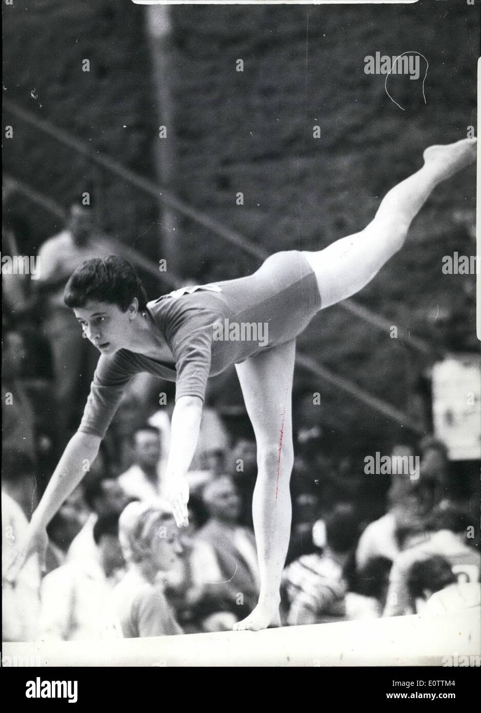 Septembre 09, 1960 - Jeune Femme de Hongrie en événements de gymnastique ; Mlle M. Benscik de Hongrie vu comme elle a pris part à l'exercice libre de la section Événements de gymnastique aux Jeux Olympiques ce matin. Banque D'Images