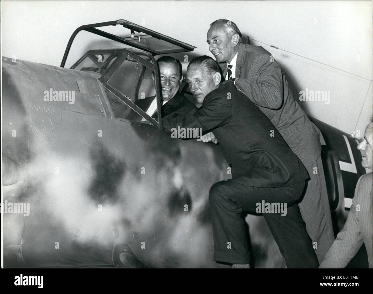 Septembre 09, 1960 - une vieille connaissance...a rencontré ces trois pilotes Le vendredi, Septembre 2nd, 1960 dans le Musée Allemand de Munich : Un ''Me 109'' qui a été donné comme un cadeau de l'Armée de l'espagnol au Ministère le Musée Allemand de Minuch par son constructeur, le Professeur Dr.-Ing. E.H. Willy Messerschmitt (MESSERSCHMITT). En même temps le 25ème anniversaire, de la plus célèbre avion de chasse allemand de la Seconde Guerre mondiale a été célébrée Banque D'Images