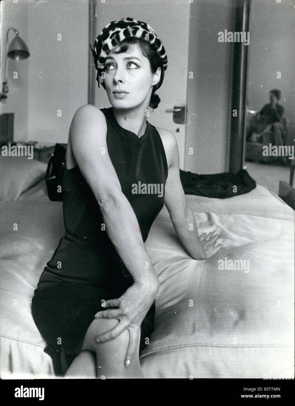 Septembre 09, 1960 - Film Star Rita Gam s'absente pour une parfaite maison de vacances. La plupart des gens partent en vacances à bronzer au soleil, mais pas la star de cinéma glamour Rita Gam. Elle préfère un chapeau à chaque fois. Rita, qui était une demoiselle au Prince Rainier. Mariage de Grace Kelly en 1956, ramassa une peau de léopard chic création à Paris sur son chemin à Londres hier sur une maison de vacances de trois jours de tournage de Roi des rois d'Espagne. Photo montre : Film Star Rita Gam porter son chapeau en peau de léopard chic quand elle est arrivée à Londres hier. Keystone Banque D'Images