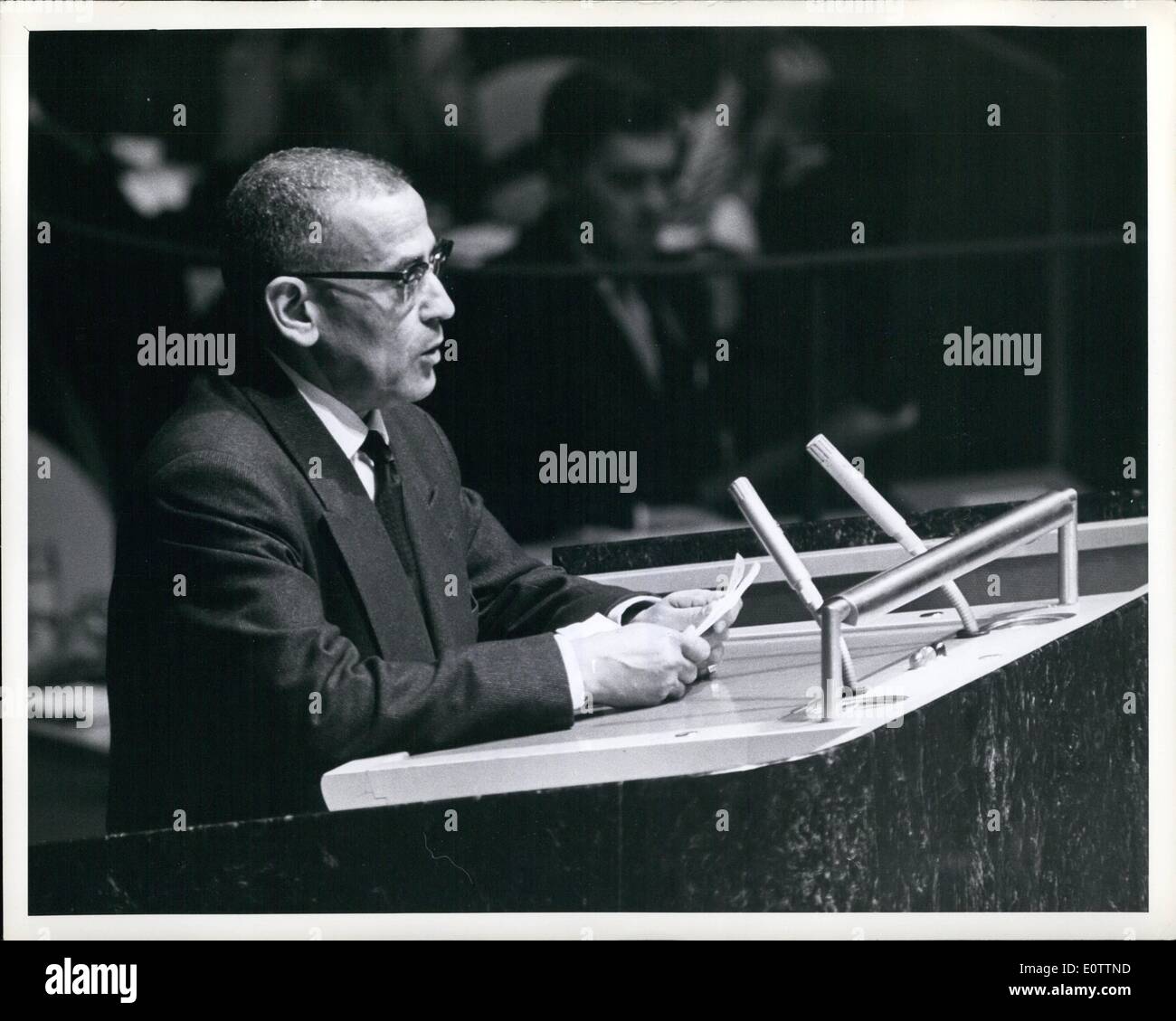 Septembre 09, 1960 - 13 Etats africains et Chypre admis à l'ONU : l'un de ses premiers actes, la 15e session ordinaire de l'Assemblée générale des Nations Unies, qui a ouvert ses portes aujourd'hui à New York, à l'unanimité a admis 14 nouveaux membres à l'Organisation des Nations Unies. Cela porte le nombre total des États membres de l'ONU à 96, soit presque le double de sa composition originale. Ici, M. Drise M'Hammedi ; Ministre des affaires étrangères du Maroc, est vu comme il a prolongé son Bienvenue sur le nouveaux membres DES NATIONS UNIES. Banque D'Images