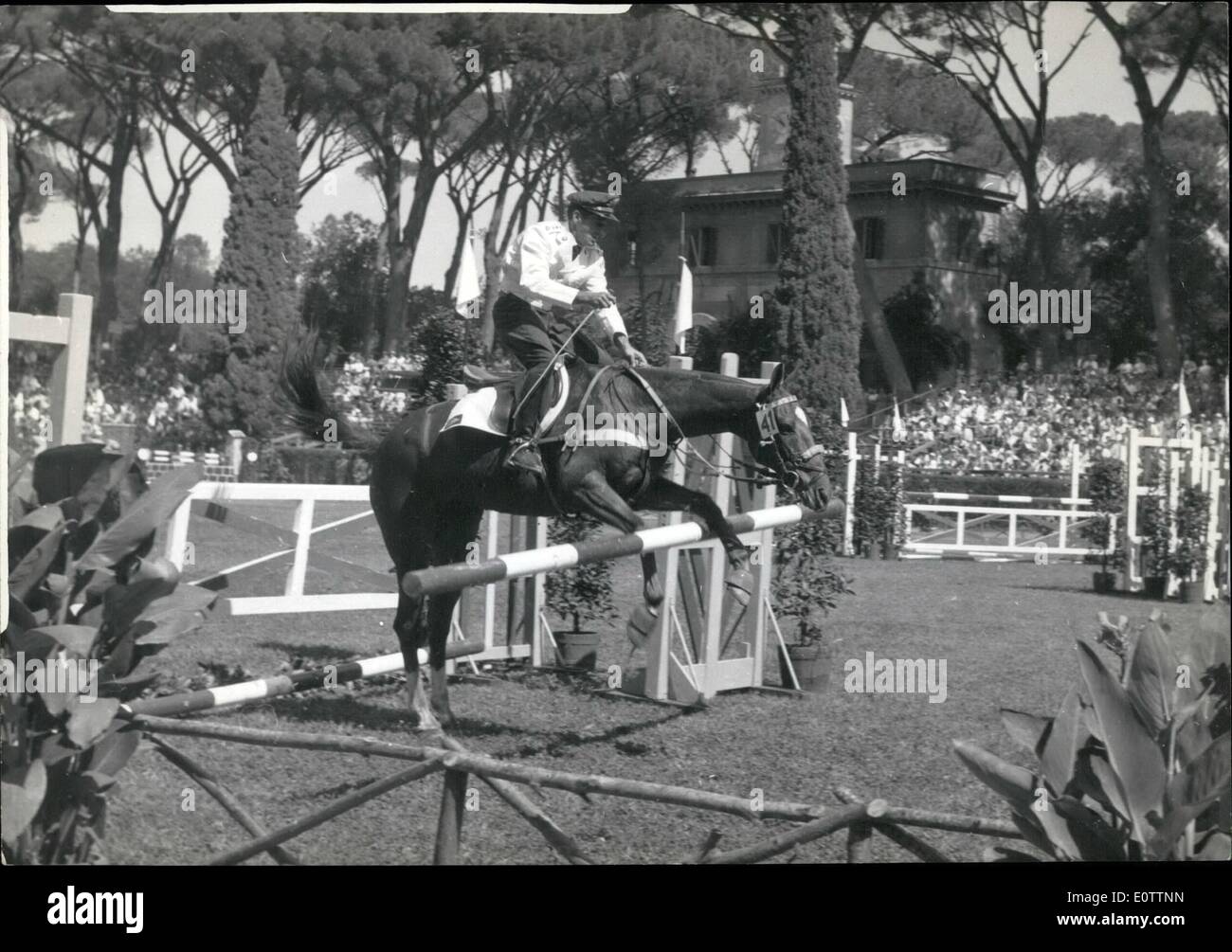 Septembre 09, 1960 - Jeux Olympiques : Grand Prix de saut d'Reynoldo Ferrcira Guimares équitation ''Marengo'' dans le Grand Prix de saut d'aujourd'hui. Banque D'Images