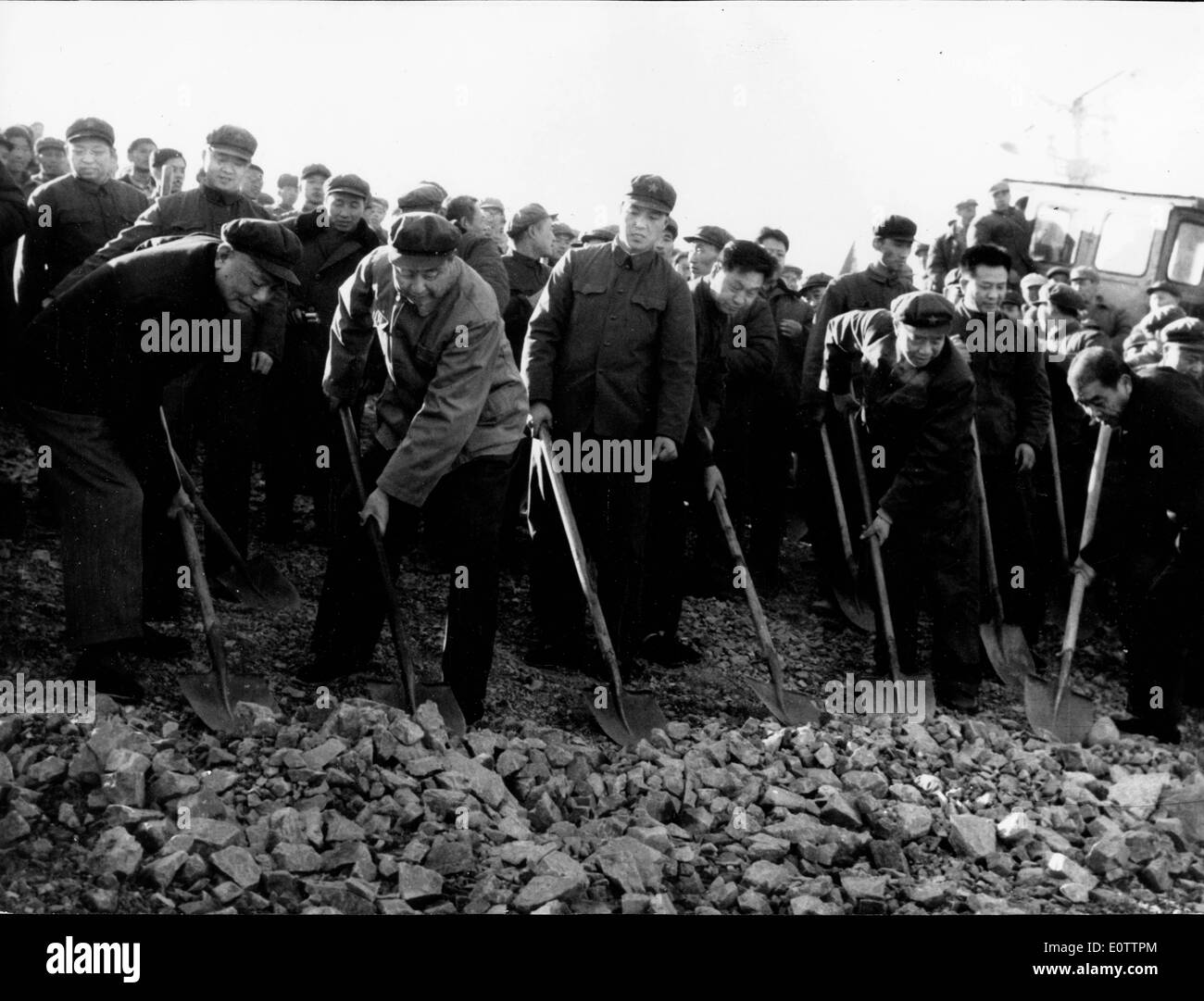 Hua Guofeng aide les travailleurs de la construction Banque D'Images