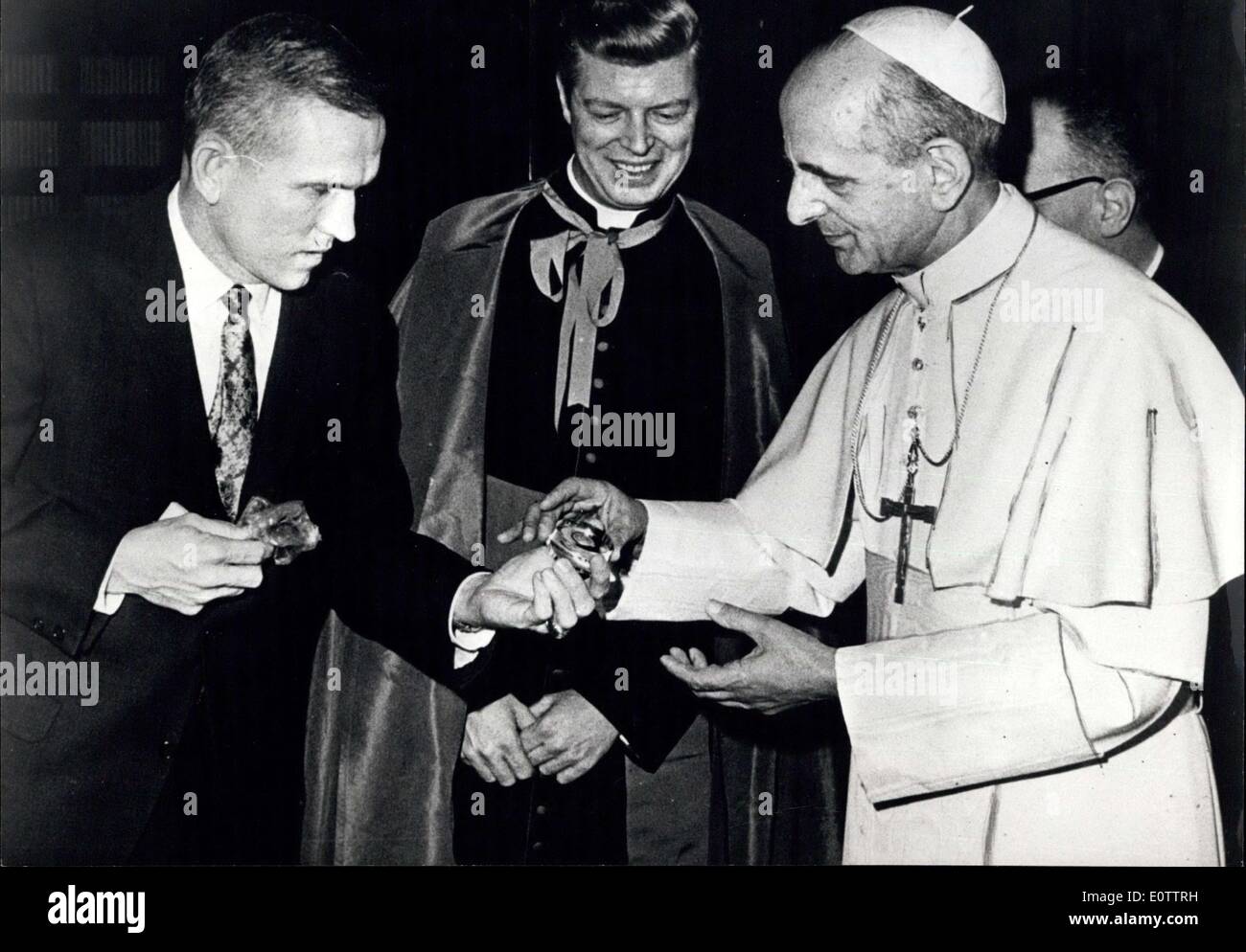 05 août 1960 - American Spaceman Le colonel Frank Borman, commandant de l'Apollo 8 a été reçu par le Pape Paul VI, le Colonel Borman a donné au Pape une photo de la lune prises au cours de la vol historique. Le Pape a donné à l'astronaute une copie de la Bible rare de Borso d'Este. Banque D'Images