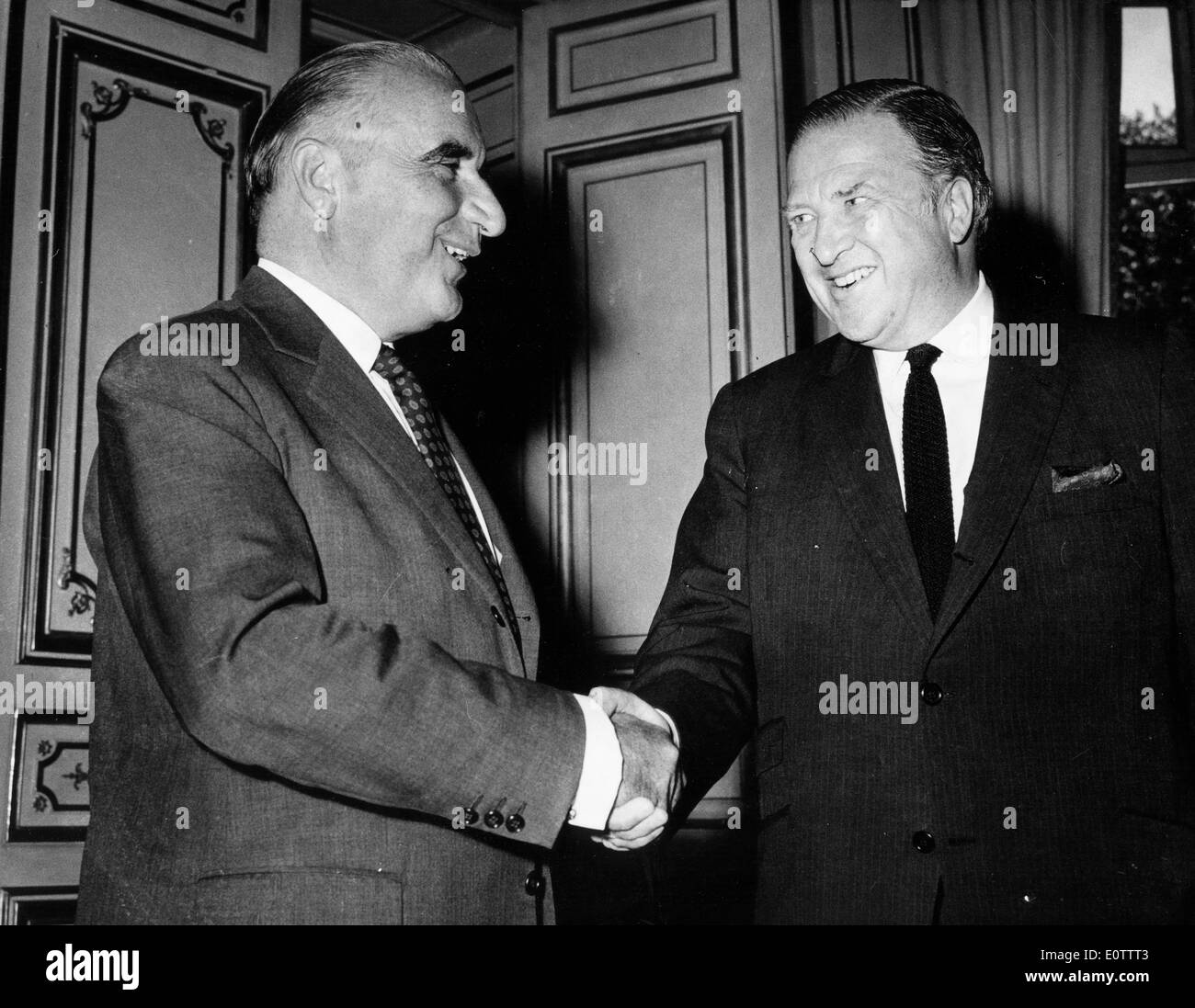 Henry Ford II serrant la main d'un collègue Banque D'Images