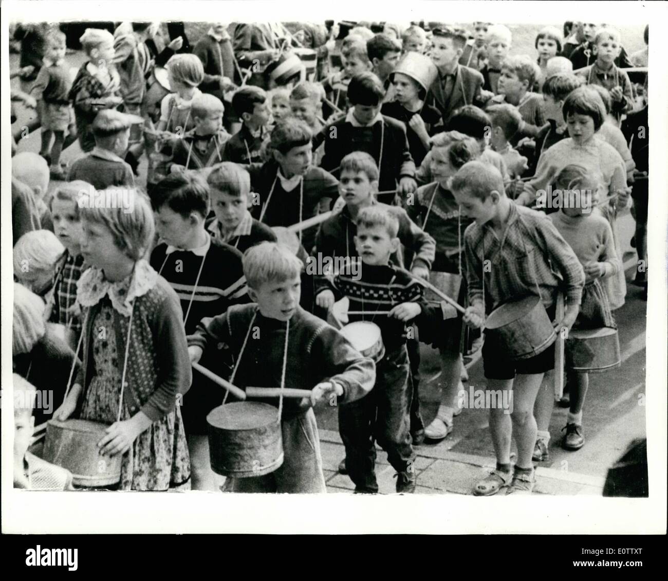 Septembre 09, 1960 - Un diable d'un bruit - De les jeunes d'Amsterdam.. La journée annuelle de la "rummers'.. Le dernier samedi de septembre - chaque année d'une journée de gala pour les jeunes d'Amsterdam - pour - alors qu'ils sont autorisés à défiler dans les rues de la ville - et autour de la 'parole' de la bourse d'Amsterdam --- jouer leurs tambours pour tout ce qu'ils valent. La coutume est issue d'une journée dans le 17ème siècle quand un garçon d'éviter une explosion de poudre à canon à la bourse Banque D'Images