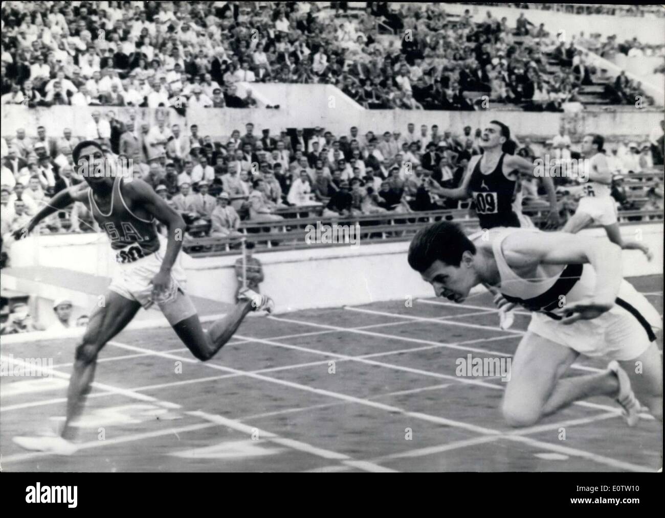 Septembre 12, 1960 - Sur la photo est le 400m aux Jeux olympiques de cet été à Rome. La photo gagnante est Davis(à gauche) des États-Unis comme il gagne la course.Sur la droite est médaillé d'argent Carl Kaufmann de l'Allemagne. Banque D'Images