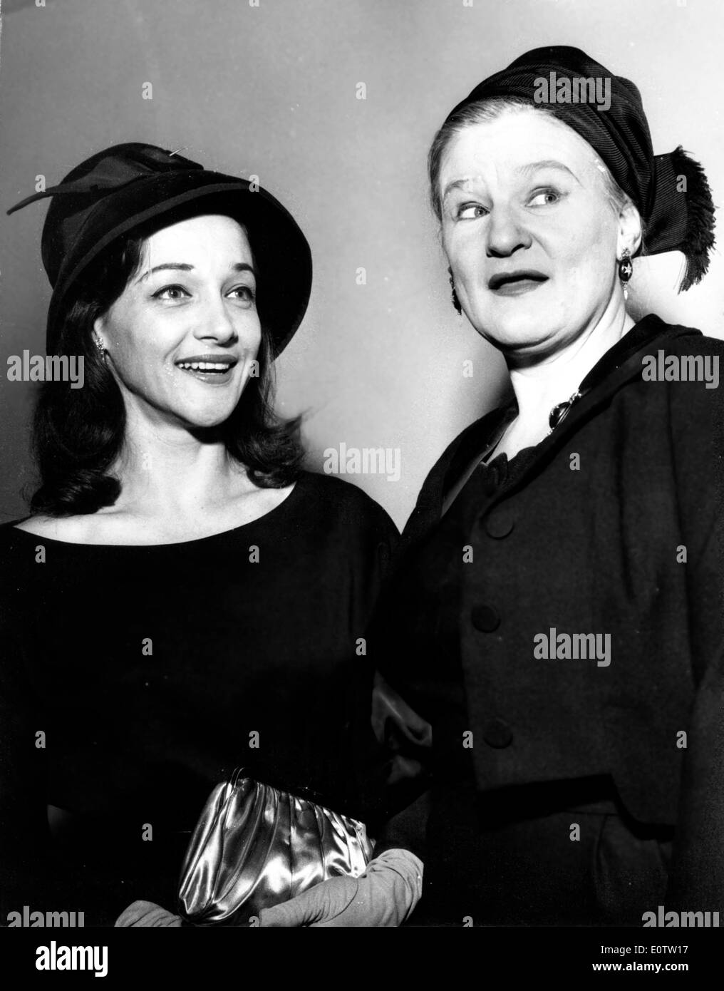 La chanteuse Anna Russell et Jo Anna à déjeuner à l'Hôtel Savoy Banque D'Images