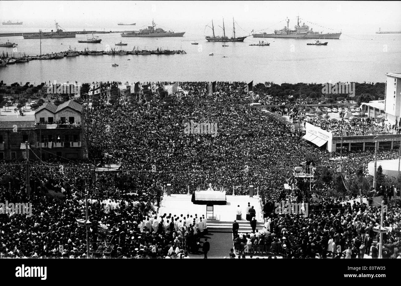 Le pape Paul VI est accueilli par une foule à Cagliari Banque D'Images Le pape Paul VI est accueilli par une foule à Cagliari Banque D'Images
