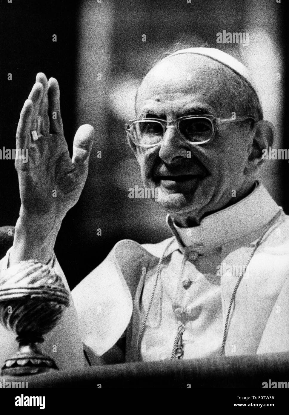 Un vieux Pape Paul Vl waving Banque D'Images