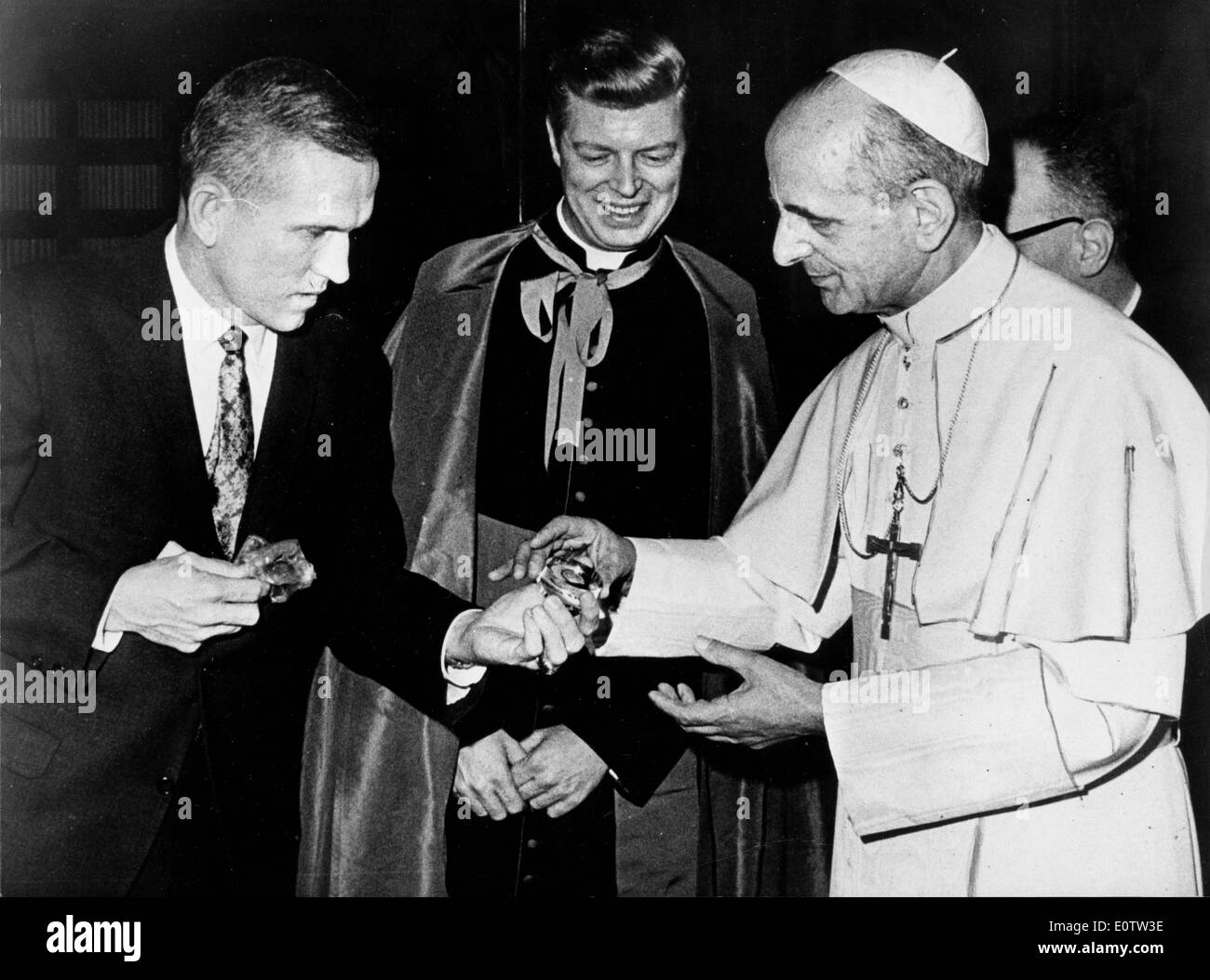 Le pape Paul Vl est visité par l'astronaute Frank Borman Banque D'Images