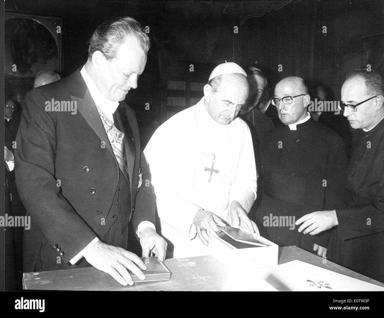 Le pape Paul Vl est visité par le Chancelier Willy Brandt Banque D'Images