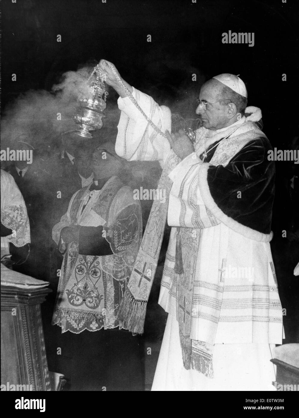 Le pape Paul Vl avec encensoir pendant la messe Banque D'Images