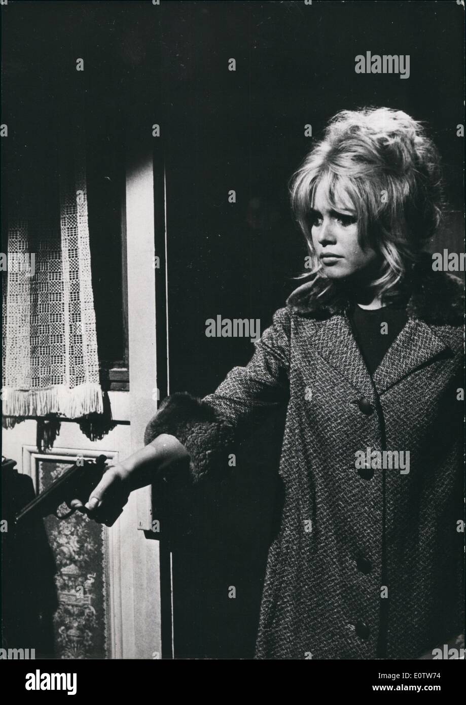 08 août, 1960 - B.B. Elle a tué son amant : Dans le film ''La Vérité'' (directeur du cinéma Clouzot) maintenant dans la décision dans un studio de Paris Brigitte Bardot joue pour le premier rôle dramatique vraiment tike. Dans l'un des elle-même elle menace son amant (Samy Frey) elle allait le faire elle-même s'il rompt avec elle. Excédé par son mec en huées elle le tue à la place. Photo montre dans la poignante scène du film lorsqu'elle tue son amant. Banque D'Images