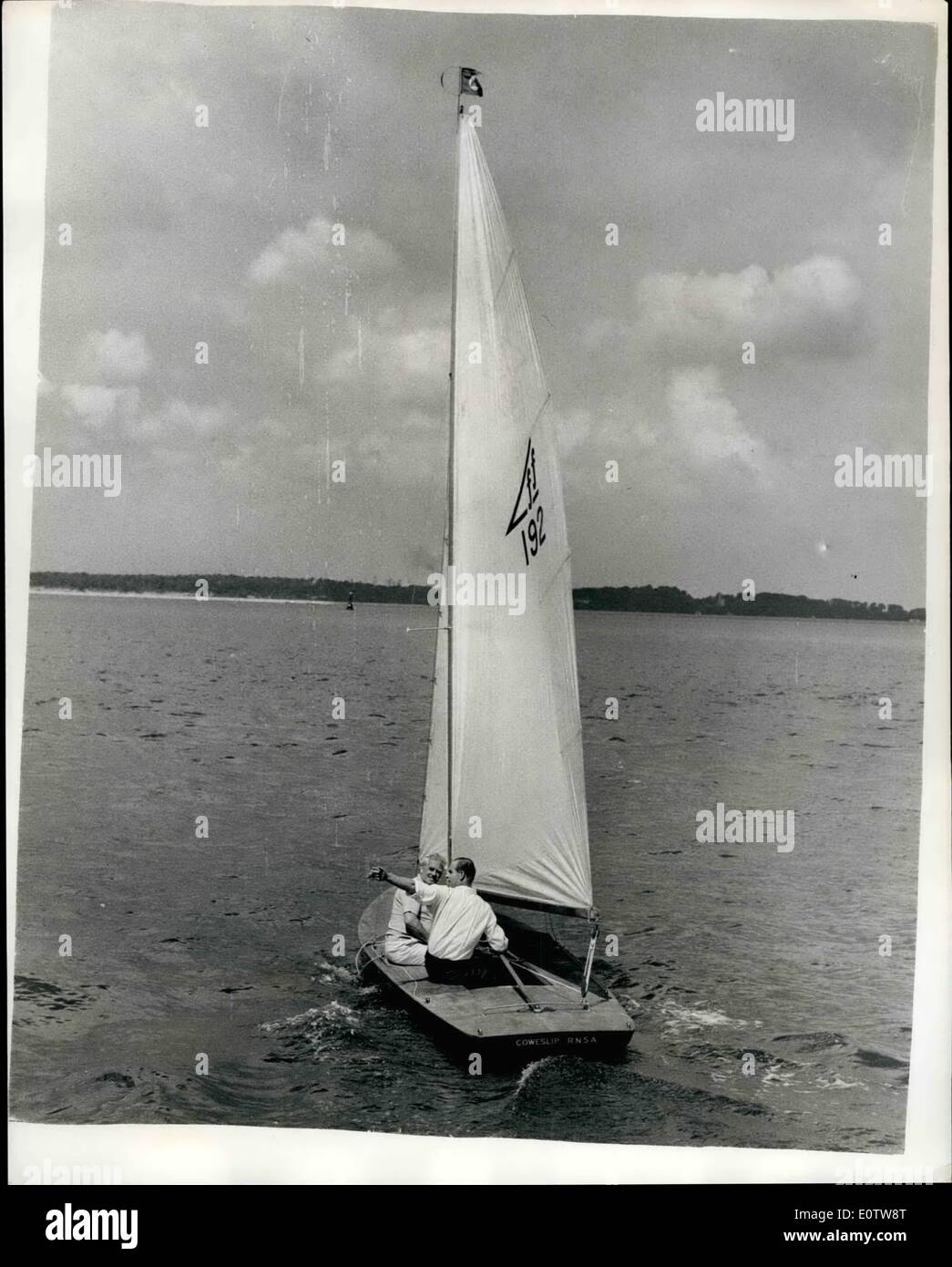 08 août 1960 - Ouverture de la semaine de Cowes Yachting Duc voiles ''coucou bleu'' ; Photo montre S.A.R. le duc d'Édimbourg souligne un élément d'intérêt tandis que son yacht à voile ''coucou bleu'' avec l'Uffa Fox - à l'ouverture de la semaine de Cowes Yacht aujourd'hui. Banque D'Images