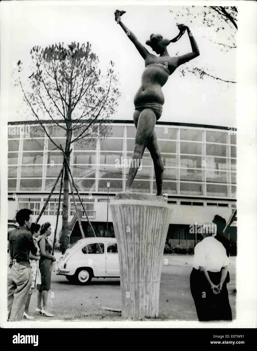 08 août 1960 - Rome est presque prêt pour le Th 1960 Jeux Olympiques ; photo montre la statue d'une figure tenant le flambeau olympique, par le sculpteur Grace, qui a été érigée devant la Palais des Sports. Banque D'Images