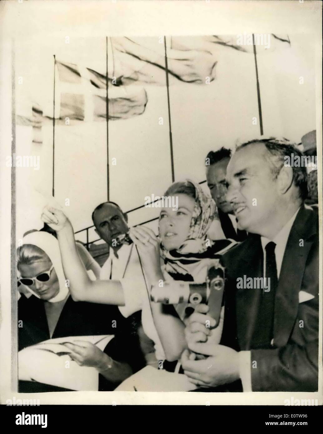 08 août 1960 - Jeux Olympiques de Rome. Le Prince Rainier et la Princesse Grace Watch : aviron photo montre le Prince Rainier et la Princesse Grace, et sa sœur (à gauche), photographié à regarder les événements d'aviron aux Jeux Olympiques, à Castel Grandolfo aujourd'hui. Banque D'Images