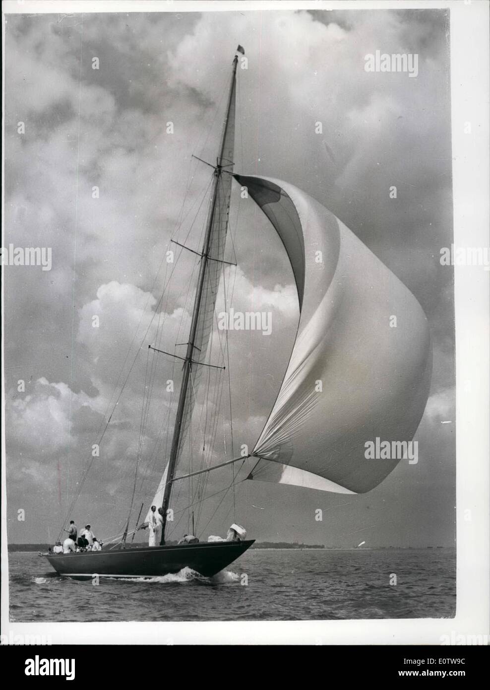08 août 1960 - Ouverture de la semaine de Cowes Yachting, le ''VanityV» HSows Photo est partie ; les 12 mètres ''Vanity V'' avec spinnaker vu tout en prenant part à l a 12 mètres des événements à l'ouverture de la semaine de Cowes Yachting aujourd'hui. Banque D'Images