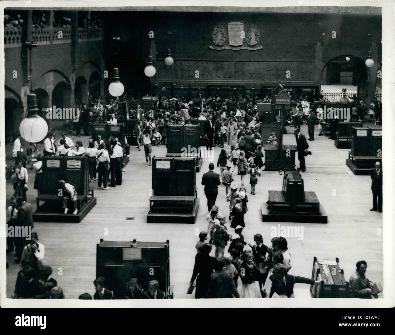 Au 28 septembre 1960 - 27-12-60 Un diable d'un bruit de jeunes d'Amsterdam. La Journée annuelle des batteurs . Le dernier samedi de septembre chaque année dans une journée de gala pour les jeunes d'Amsterdam, car alors, ils sont autorisés à défiler dans les rues de la ville et autour de l'Ã¢â'¬Ëoefloor" de l'échange, jouant leurs tambours pour tout ce qu'ils valent. La coutume est issue d'un incident sur une journée dans le 17ème siècle quand un garçon aurait empêché une explosion de poudre à canon à la bourse. Les jeunes ont été récompensés depuis par leur privilège un jour, une fois par an Banque D'Images