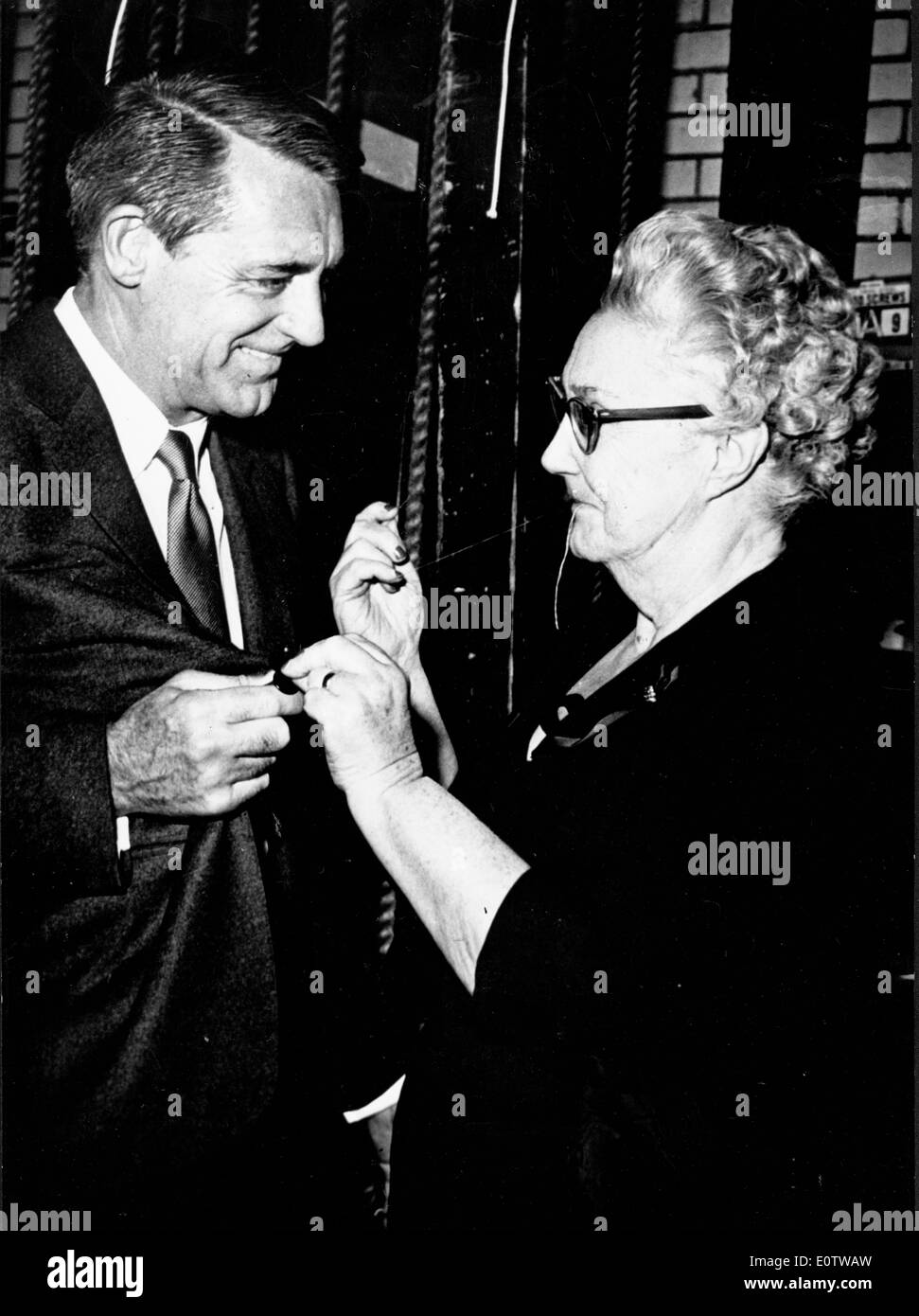 Acteur Cary Grant obtient un bouton cousu sur sa veste Banque D'Images