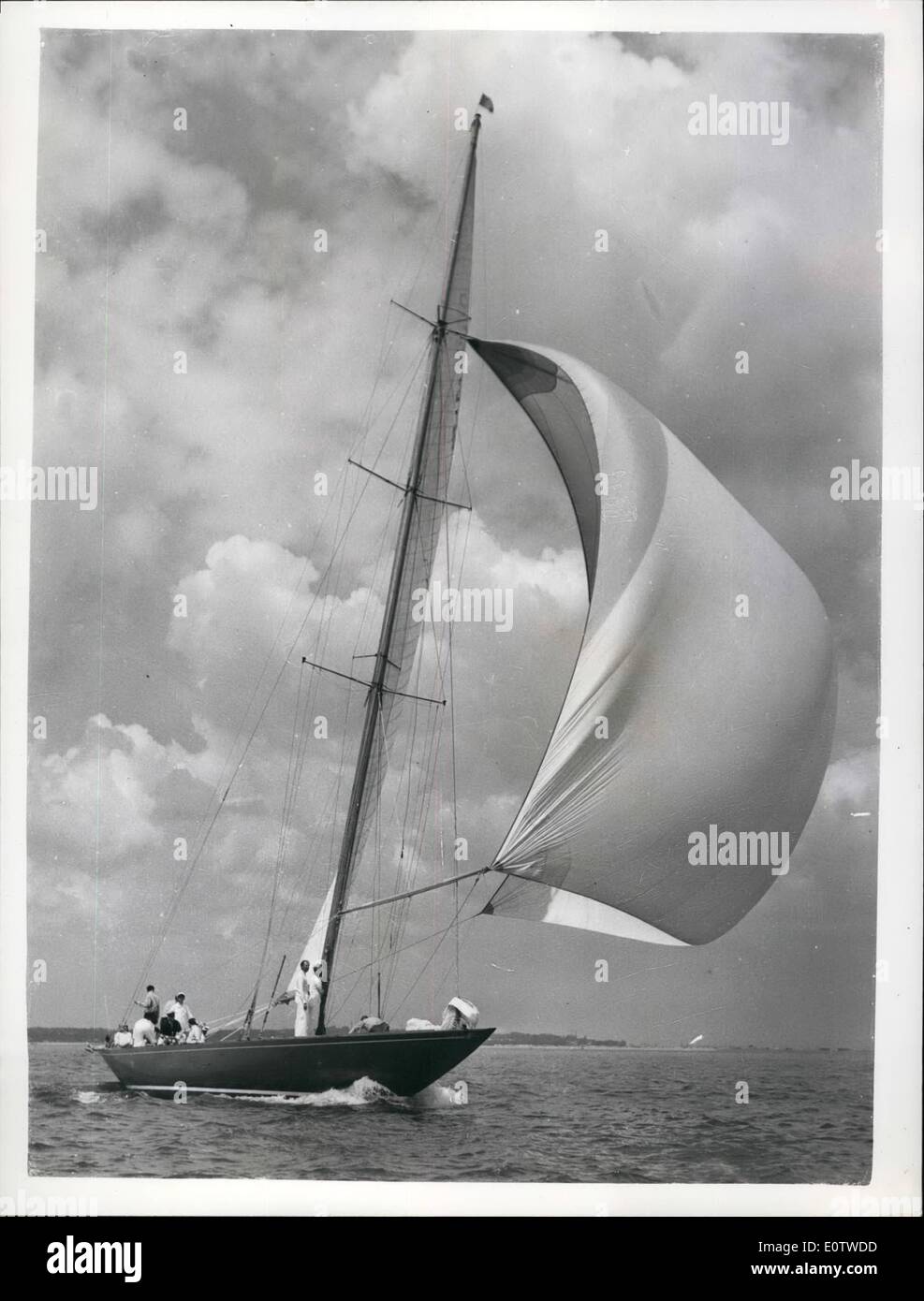 08 août 1960 - Ouverture de la semaine de Cowes Yachting, le ''VanityV'' est partie ; photo montre le yacht de 12 mètres de vanité de ''V'' avec spinnaker vu tout en prenant part à l a 12 mètres des événements à l'ouverture de la semaine de Cowes Yachting aujourd'hui. Banque D'Images
