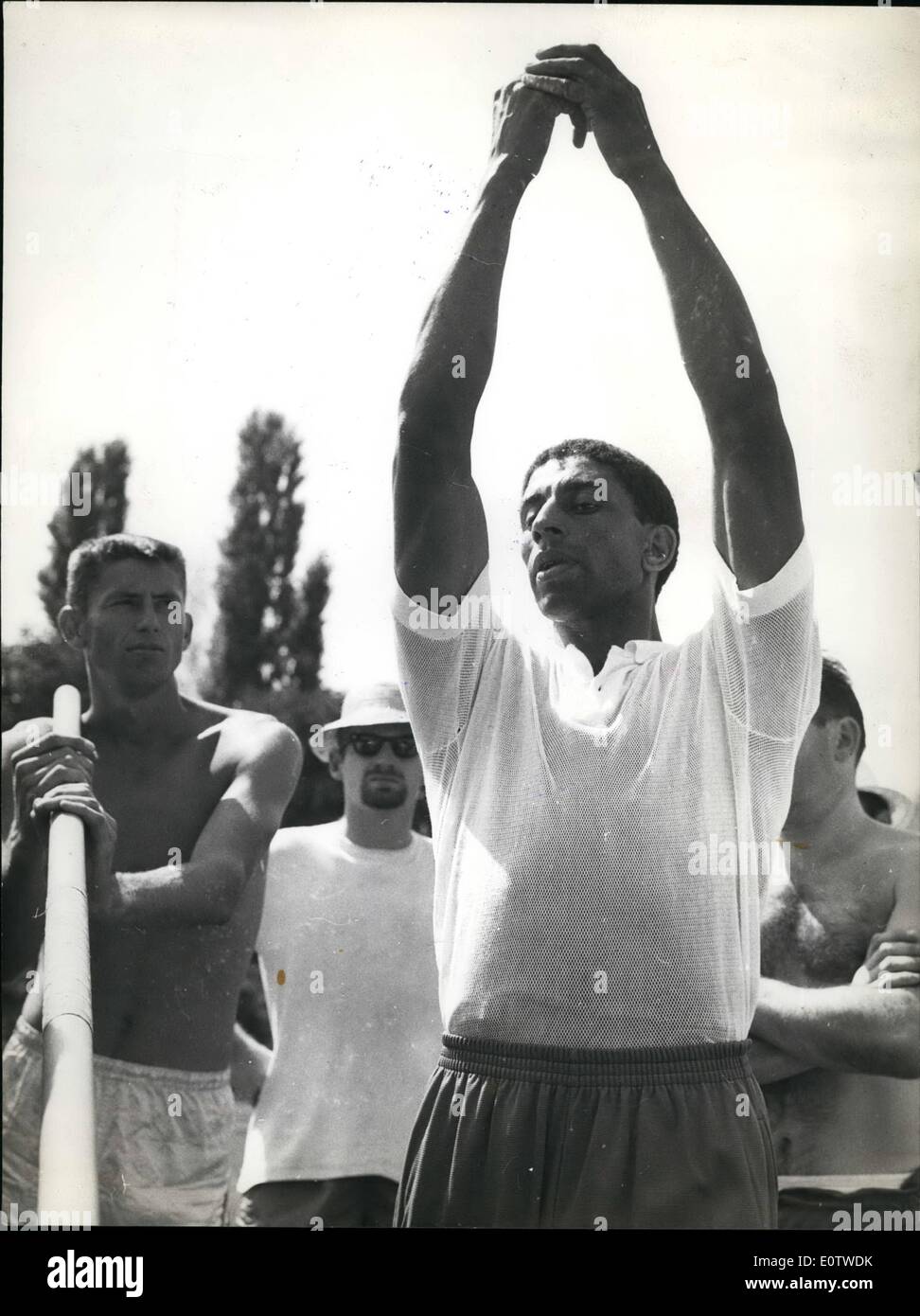 08 août, 1960 - Deux célèbre les athlètes à se préparer pour les jeux : sillon de la France (à droite) montre Clark du United States - comment il tient le poteau - durant la formation pour la Pole Vault événements de l'Athlétisme aujourd'hui. Banque D'Images