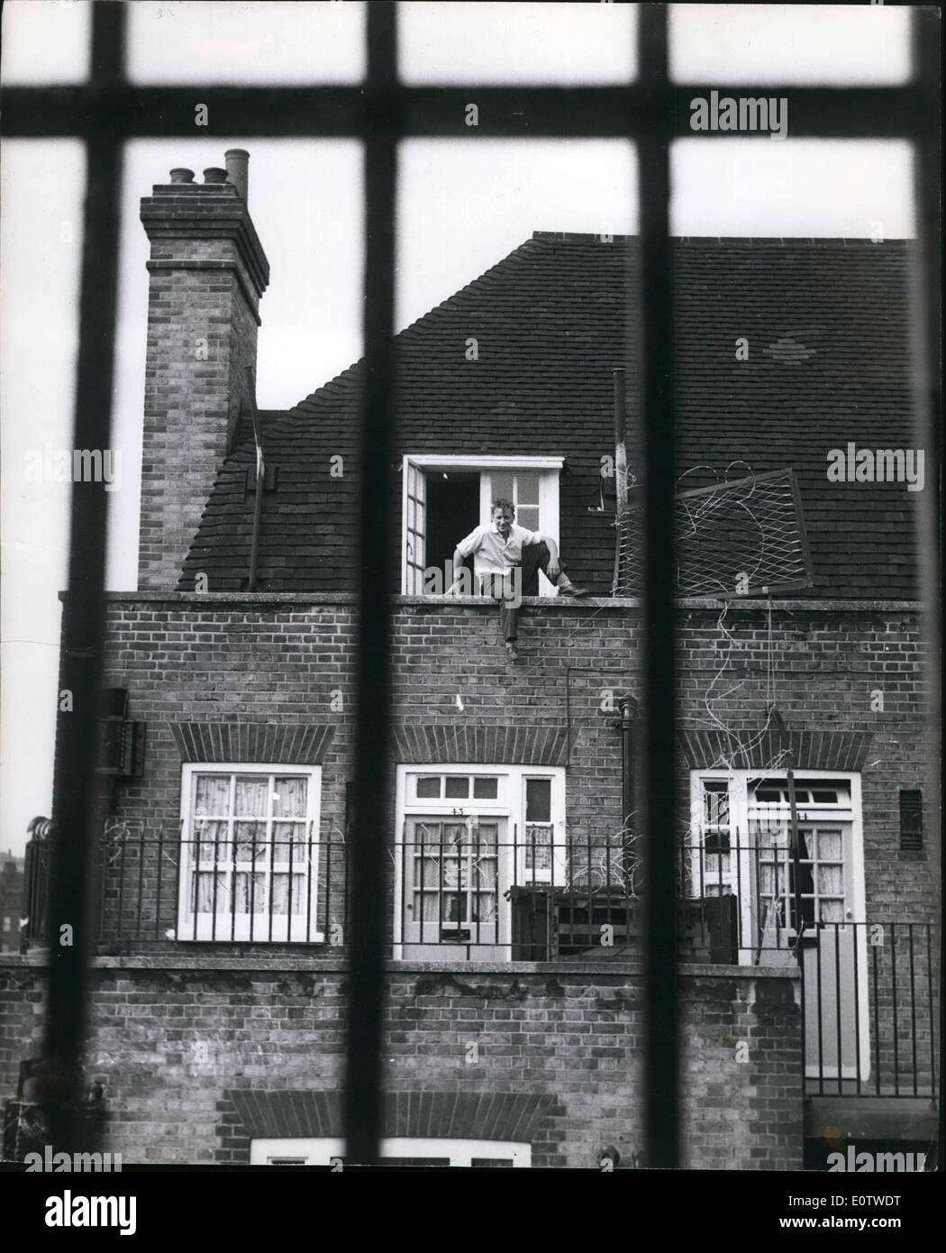 08 août, 1960 - ''Louer Rebel'' l'homme des barricades contre son appartement les huissiers : Laissez la bataille commencer - que renégats défi a été lancé à partir d'un bloc d'appartements dans la région de Leighton Road, Kentish Town, hier, où ''rent rebel'' Don Cook site barricadé-en, attendant que les huissiers à arriver. Il a suffisamment de dispositions pour un long siège, et d'une fenêtre un signal rocket pokes out. Si les huissiers arrive, il sera tourné vers le ciel et 2 000 autres locataires rebelle à son aide. La date limite était minuit hier soir, lorsqu'une ordonnance de la Cour dit que le don doit quitter son conseil télévision Banque D'Images