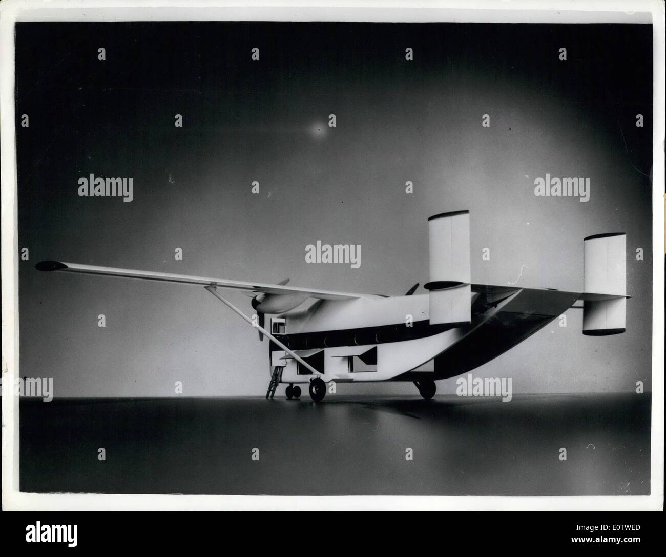 08 août, 1960 - Le cargo léger Skyvan : Short Brothers ont annoncé les détails de leur lumière Skyvan SC.7 avions-cargos, qui transportera 1 1/2 tonnes de presque n'importe quoi et l'exploitation en toute sécurité à pleine charge d'un demi-mille, de compensation de terrain ou bandes. L'entreprise est la construction de deux prototypes et la première d'entre elles est due à voler à la mi -1961. La SC. 7 est pratiquement l'équivalent de vol du ''30 cwt. van'', et peut transporter 15 passagers ou de troupes Banque D'Images