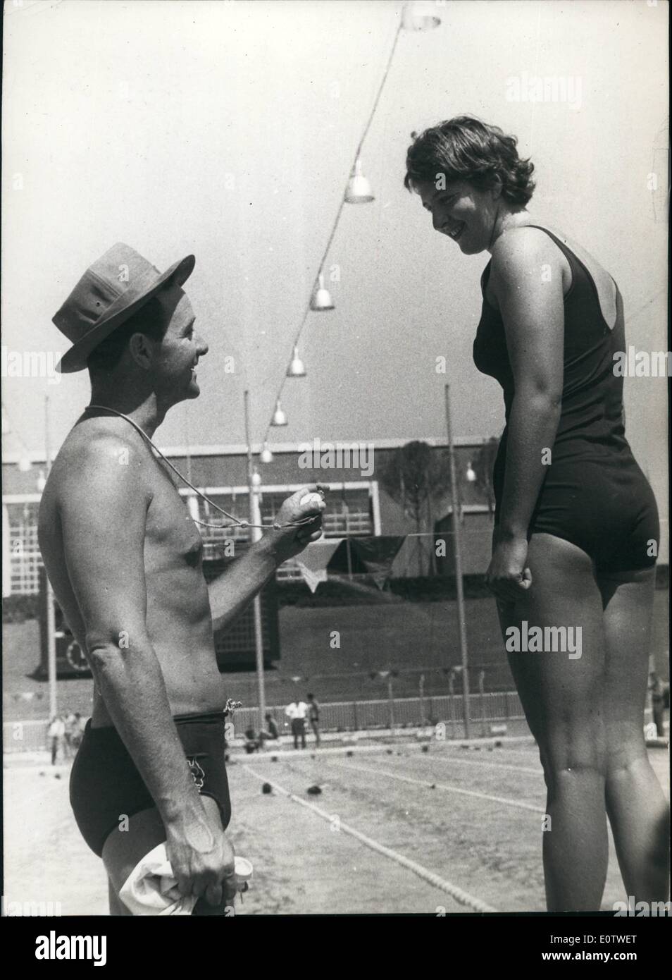 08 août, 1960 - L'aube des Jeux olympiques de trains Fraster : nageur olympique Australienne Dawn Frasser, reçoit des instructions de son manager, tandis que la formation à la piscine olympique à Rome hier. Banque D'Images