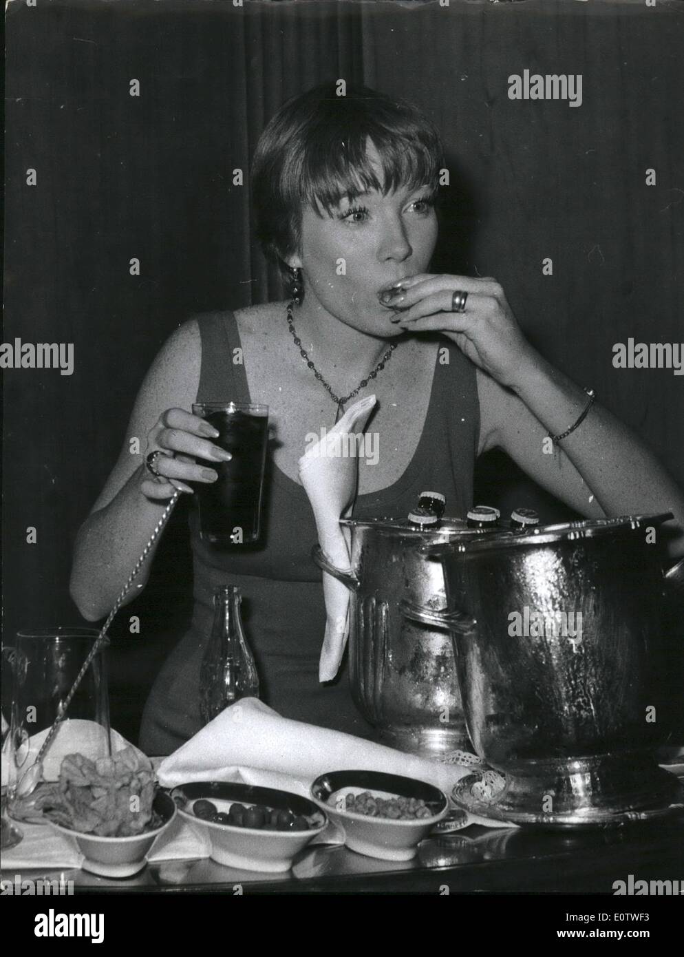 08 août, 1960 - Shirley Maclaine à Londres. : l'un des plus récents d'Hollywood Stars, Shirley Maclaine se mélange elle-même un verre et aspire à un morceau de glace hier, quand elle a arrêté à Londres, sur son chemin de festival du film de Venise pour la présentation de son film "L'Appartement" Banque D'Images