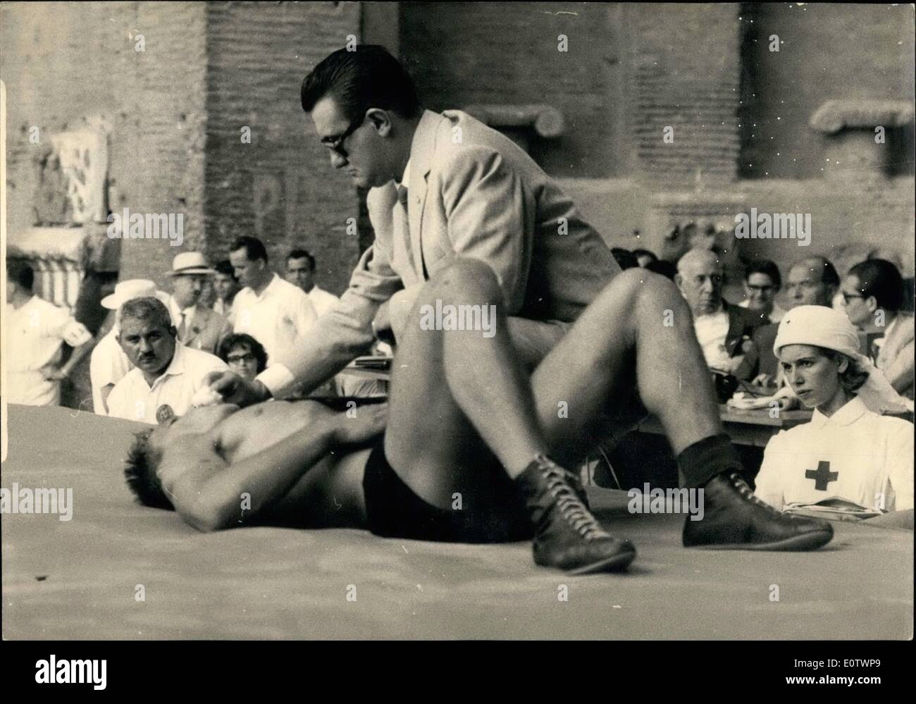 08 août 1960 - baisse. Mais pas dehors! Il ressemble À un perdant, mais il a gagné : scène lors du concours de lutte Grèce-Rome à fort grammage, à la Basilique di masse aujourd'hui, entre Smolenski de Pologne et Cerroni d'Italie. Photos montre Smolenski a reçu l'attention si nécessaire mais il a réussi à surmonter ses difficultés - et a gagné le match. Banque D'Images