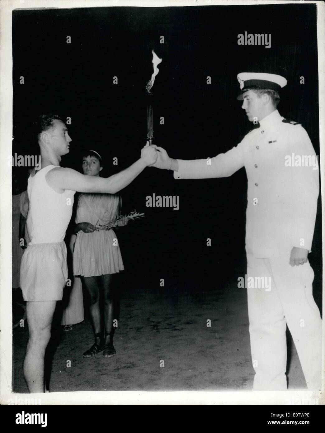 08 août, 1960 - La Flamme Olympique arrive à Athènes : le prince Constantin de Grèce, vu la réception de la flamme olympique d'un coureur, lorsqu'il est arrivé au stade d'Athènes après avoir été récemment adoptée par la Grèce au sud olympique antique. Après une courte cérémonie, la flamme a été effectuée par des coureurs de port du Pirée où il a été remis à l'Italien délégué spécial du Comité Olympique qui est au roi par bateau de la marine italienne à l'Italie. Banque D'Images