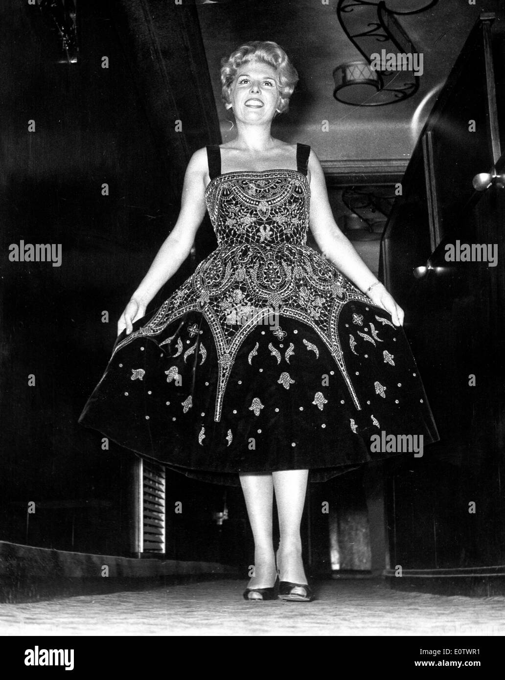 Août 08, 1960 ; Londres, Royaume-Uni ; l'un des étoiles sur l'émission de télévision commerciale dimanche soir dernier soir , a été VICKY AUTIER, star de Cabaret populaire. La Duchesse de Windsor a été conseiller de la constante de Vicky depuis qu'elle a découvert son chant dans un bistrot de Paris il y a 12 ans. Elle est allée à longueurs extraordinaires pour s'assurer que sa protegee réussit. Elle a même l'aide à choisir ses vêtements. La photo montre Vicky dans l'une des robes conçues par Lanvin Castillo, pour le spectacle. Banque D'Images
