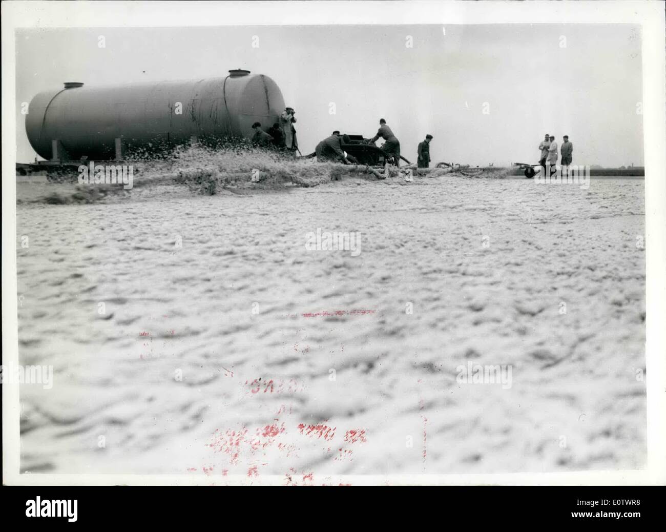 Le 11 août 1960 - Tapis 11.8.60 une piste avec de la mousse pour faire un avion d'aide un atterrissage train rentré Ã¢â€" un système révolutionnaire Banque D'Images