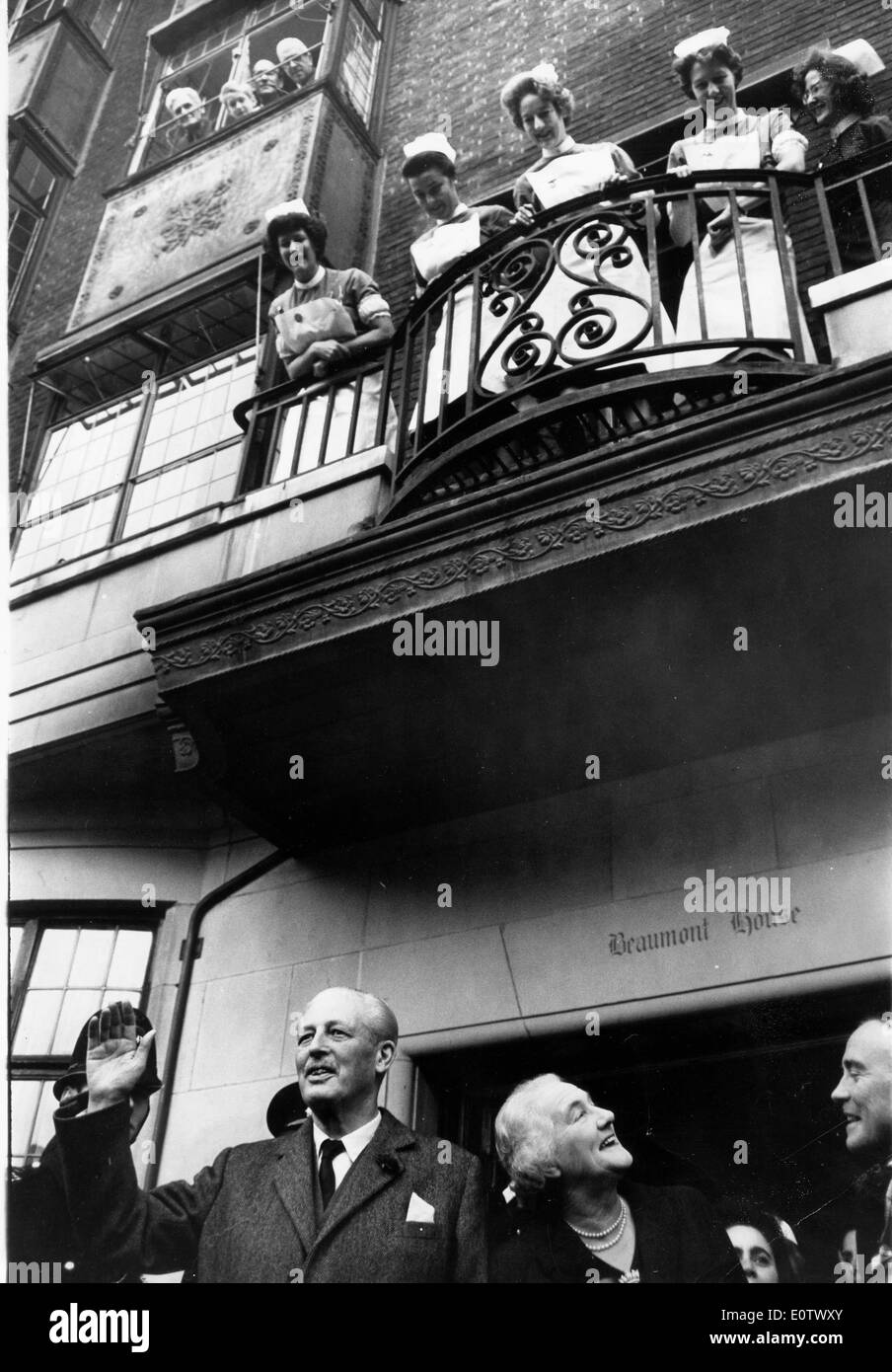 Harold Macmillan et son épouse lady Dorothy laissant le Beaumont House Banque D'Images
