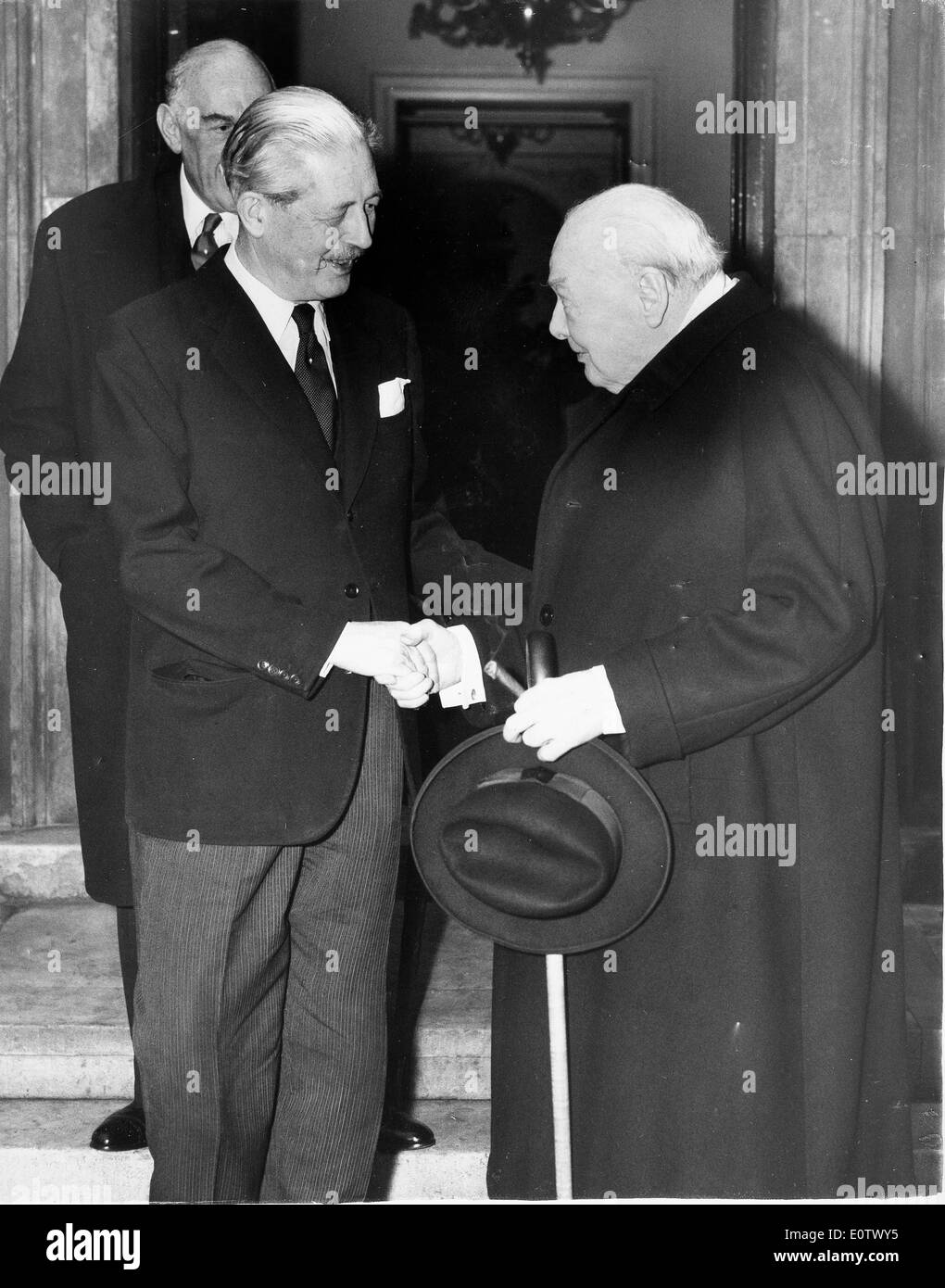 Harold Macmillan serre la main de Sir Winston Churchill Banque D'Images